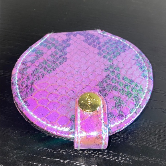 🐚Stephanie Johnson Compact mirror! - Picture 2 of 5
